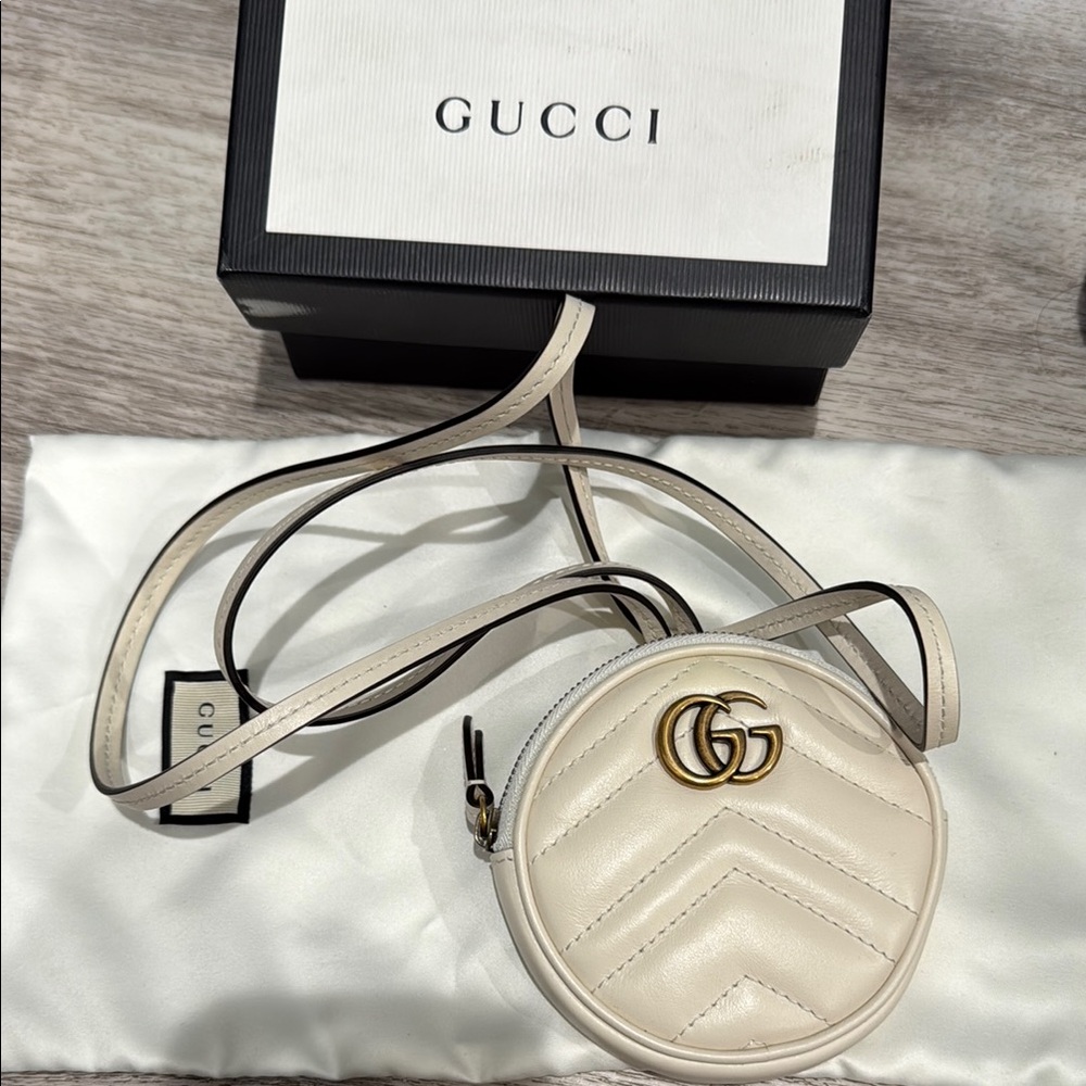 Gucci White coin purse with Gold GG Logo